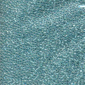 Miyuki Delica Perlen 2,2mm DBM0079 transparent rainbow Aqua 7,2 Gr.